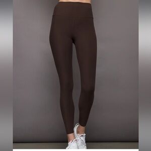 CARBON 38 High Rise Legging in melt Dark Oak